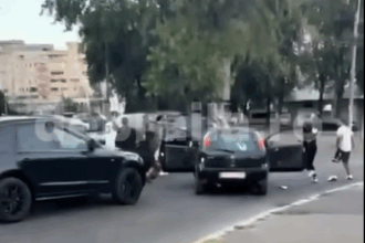 video bataie cu sabii si topoare in mijlocul unei strazi din braila un barbat si o femeie au fost agresati politistii ii cauta pe atacatori 68a597334dd20
