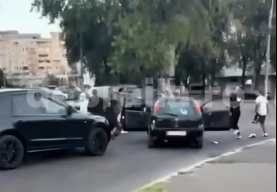 Conflict sângeros în mijlocul Brăilei: un bărbat și o femeie, victime ale unei agresiuni cu săbii și topoare, în timp ce poliția dă start căutărilor agresorilor. 1 video bataie cu sabii si topoare in mijlocul unei strazi din braila un barbat si o femeie au fost agresati politistii ii cauta pe atacatori 68a597334dd20