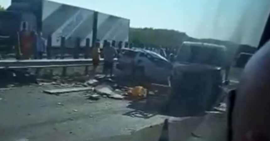 Accident în lanț cu șapte vehicule pe Autostrada Soarelui: două persoane au suferit răni. Traficul spre Constanța este complet oprit. 1 video carambol cu sapte masini pe autostrada soarelui doua persoane ranite traficul spre constanta este blocat 68999ec2a5593