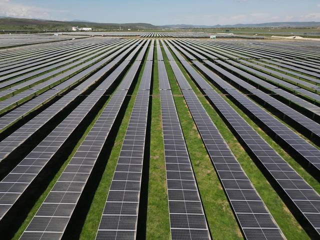 China inaugurează cea mai vastă fermă solară globală, unde sute de mii de „oi fotovoltaice” se bucură de umbra panourilor solare. 1 video china ridica cea mai mare ferma solara din lume sute de mii de oi fotovoltaice pasc sub panouri 68adc1cc94c72