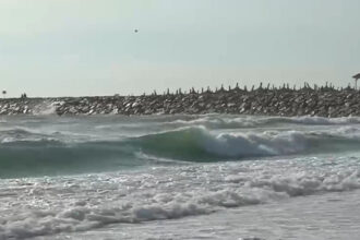 video cod galben de vant si valuri mari pe litoral turistii nu au voie sa intre in apa 6899b3821a101
