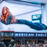 Scandal în SUA după o reclamă considerată „rasistă” la blugi, susținută de actrița Sydney Sweeney, cu reacția lui Donald Trump în prim-plan. 2 video controverse in sua dupa o reclama rasista la blugi promovata de actrita sydney sweeney presedintele donald trump a intervenit si el 68921d06886b7