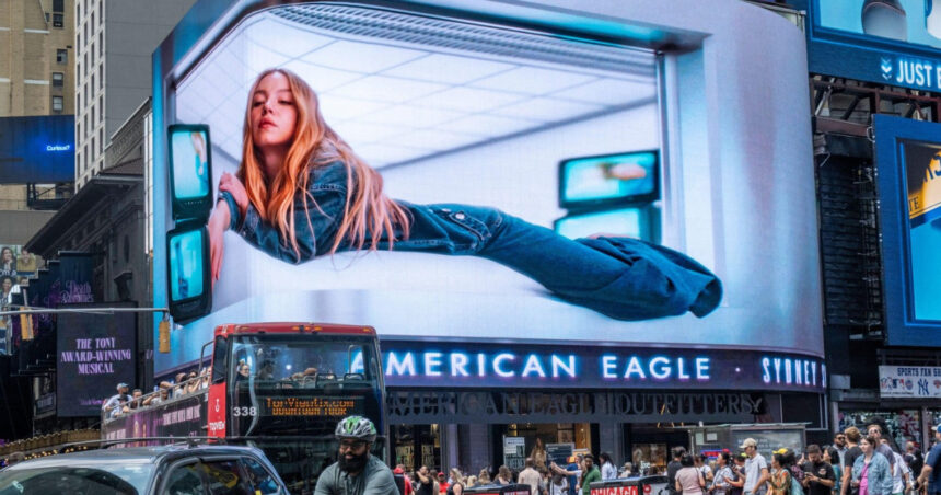 Scandal în SUA după o reclamă considerată „rasistă” la blugi, susținută de actrița Sydney Sweeney, cu reacția lui Donald Trump în prim-plan. 1 video controverse in sua dupa o reclama rasista la blugi promovata de actrita sydney sweeney presedintele donald trump a intervenit si el 68921d06886b7