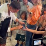 Entuziasm la Otopeni: Micuții s-au înghesuit să-l întâlnească pe David Popovici, care a oferit autografe pe tricouri și telefoane! 2 video copiii au facut coada la otopeni ca sa l vada pe david popovici inotatorul a semnat la revenirea in tara tricouri si telefoane 689049cf78e42