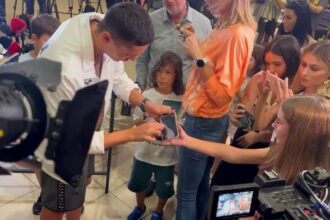 video copiii au facut coada la otopeni ca sa l vada pe david popovici inotatorul a semnat la revenirea in tara tricouri si telefoane 689049cf78e42