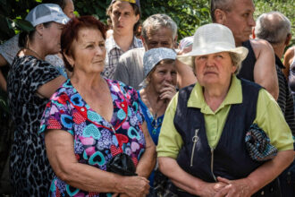 video cozi uriase la apa in donbas sase orase raman fara alimentare iar oamenii acuza autoritatile ruse ca ii forteaza sa cumpere 68afe13521310