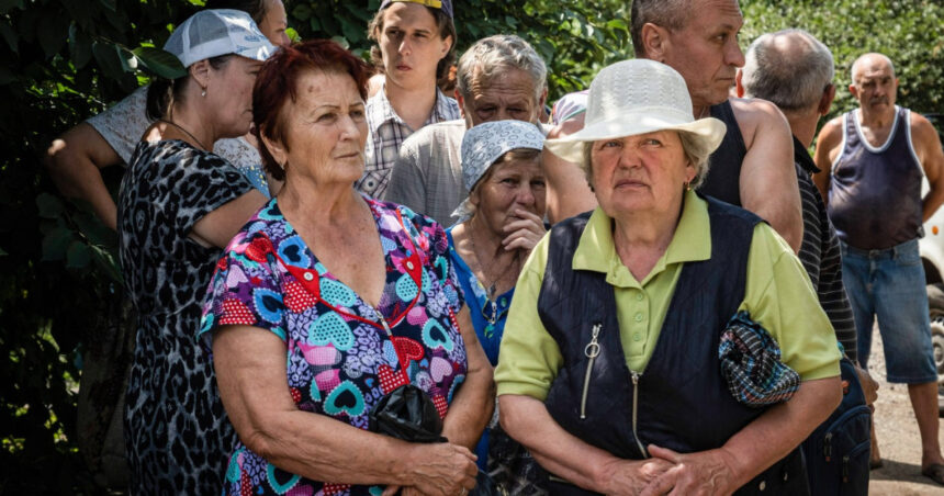 „Cetățenii din Donbas se confruntă cu lipsa apei: șase orașe afectate și acuzații grave la adresa autorităților ruse” 1 video cozi uriase la apa in donbas sase orase raman fara alimentare iar oamenii acuza autoritatile ruse ca ii forteaza sa cumpere 68afe13521310