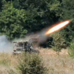 Ucrainenii, maestri ai tacticii: Cum au neutralizat un lansator de rachete rusesc cu ajutorul dronelor și al minelor! 3 video cum au distrus ucrainenii un lansator de rachete rusesc au pandit drumul pe care se deplaseaza si au plantat mine cu drona 6897222039c37