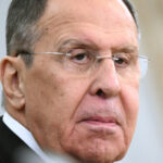 video cum ii sfideaza ministrul rus de externe pe americani inainte de intalnirea din alaska mesajul afisat pe imbracamintea lui lavrov 689efcf3d57c9