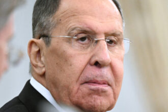 video cum ii sfideaza ministrul rus de externe pe americani inainte de intalnirea din alaska mesajul afisat pe imbracamintea lui lavrov 689efcf3d57c9