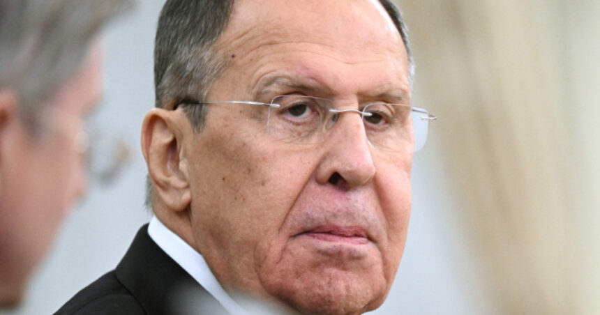Cum își provoacă ministrul rus de Externe americanii înainte de discuțiile din Alaska: Mesajul inscripționat pe vestimentația lui Lavrov 1 video cum ii sfideaza ministrul rus de externe pe americani inainte de intalnirea din alaska mesajul afisat pe imbracamintea lui lavrov 689efcf3d57c9