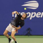 „Tsitsipas, dezvăluiri neobișnuite pe teren: înfruntând provocările unui an dificil în tenis” 3 video daca te lovesc sa stii de ce tsitsipas cum nu a mai fost vazut pana acum pe teren grecul incheie un an groaznic in tenis 68b1a8b0e2a91