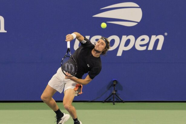 video daca te lovesc sa stii de ce tsitsipas cum nu a mai fost vazut pana acum pe teren grecul incheie un an groaznic in tenis 68b1a8b0e2a91