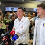 David Popovici s-a întors în țară după Mondialul din Singapore și a clarificat la sosire misterul retragerii sale. 2 video david popovici a revenit in romania dupa mondialul din singapore a lamurit chiar la sosire problema retragerii 688fac7359709