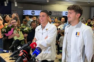 video david popovici a revenit in romania dupa mondialul din singapore a lamurit chiar la sosire problema retragerii 688fac7359709