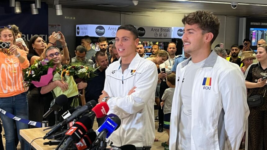 David Popovici s-a întors în țară după Mondialul din Singapore și a clarificat la sosire misterul retragerii sale. 1 video david popovici a revenit in romania dupa mondialul din singapore a lamurit chiar la sosire problema retragerii 688fac7359709