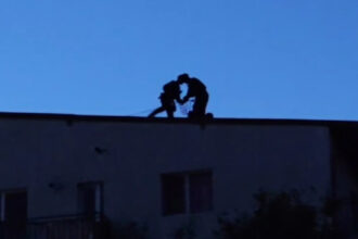 video de ce a durat 13 ore interventia politiei la barbatul blocat in casa in otopeni momentul in care suspectul a fost capturat de mascati 68b28ec55ebc6