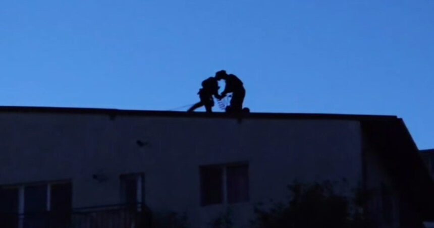 Intervenția poliției în Otopeni: 13 ore de așteptare pentru salvarea bărbatului captiv și captura dramatică a suspectului! 1 video de ce a durat 13 ore interventia politiei la barbatul blocat in casa in otopeni momentul in care suspectul a fost capturat de mascati 68b28ec55ebc6
