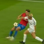 Fost star al FCSB analizează incidentul disputat cu Aberdeen: „Nici arbitrii nu par să înțeleagă ce s-a întâmplat” 3 video exclusiv faza controversata din fcsb aberdeen analizata de un fost jucator al ros albastrilor nici arbitrii nu cred c 68b42fb958f8f