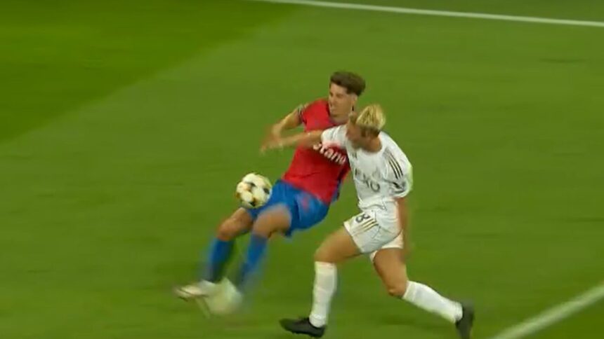 Fost star al FCSB analizează incidentul disputat cu Aberdeen: „Nici arbitrii nu par să înțeleagă ce s-a întâmplat” 1 video exclusiv faza controversata din fcsb aberdeen analizata de un fost jucator al ros albastrilor nici arbitrii nu cred c 68b42fb958f8f