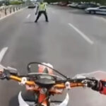 Gestul imprudent al unui tânăr pe motocicletă: amendă de 800 de lei și permis suspendat! 2 video gestul teribilist al unui tanar pe motocicleta care i a adus o amenda de 800 de lei si suspendarea permisului 689cfbb8c5573