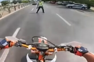 video gestul teribilist al unui tanar pe motocicleta care i a adus o amenda de 800 de lei si suspendarea permisului 689cfbb8c5573