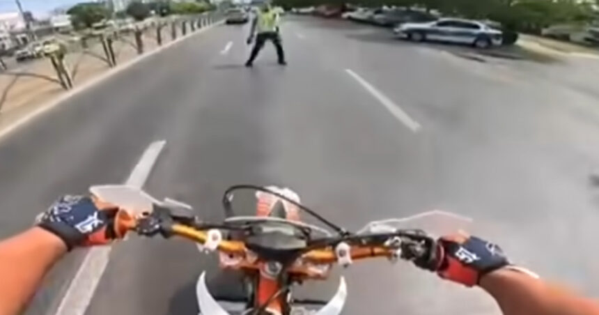 Gestul imprudent al unui tânăr pe motocicletă: amendă de 800 de lei și permis suspendat! 1 video gestul teribilist al unui tanar pe motocicleta care i a adus o amenda de 800 de lei si suspendarea permisului 689cfbb8c5573