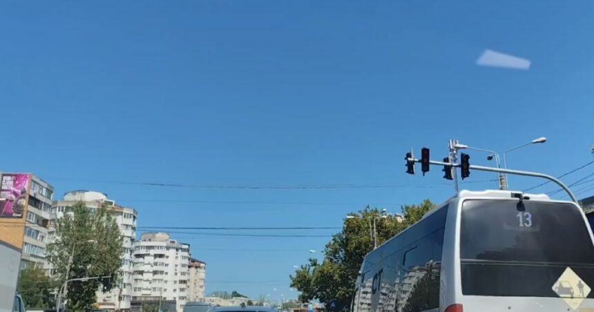 Între haos și ordine: Poliția preia controlul în intersecția din Tomis III, unde semafoarele au cedat! 1 video haos in intersectia de la tomis iii nu merg semafoarele politia dirijeaza traficul 68b190abbff98