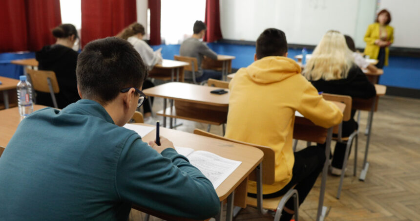 Anul Școlar Debutează cu Provocări: Clase Supraaglomerate și Reguli Noi pentru Fiecare Ciclu de Învățământ 1 video haos la inceput de an scolar clase comasate limite mai mari de elevi ce schimbari vor fi la fiecare ciclu 68b00ef45ad5d