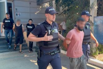video hoti prinsi in timp record dupa ce au furat dintr un hotel din eforie bani si ceasuri 68a6f6ce62862