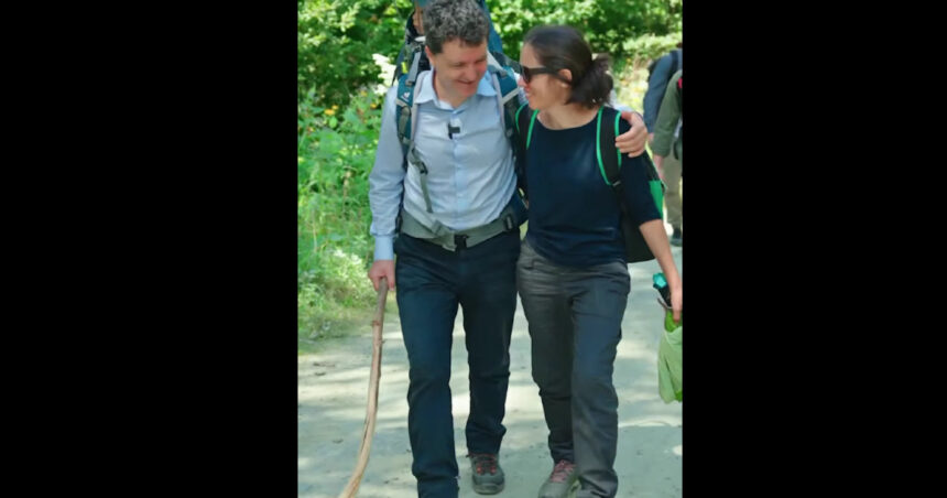 „Surprizele verii: Nicușor Dan și familia în aventura de la Sâmbăta de Sus, pe urmele lui Arsenie Boca” 1 video ia uite ce v a cules mami nicusor dan s a filmat cu familia la sambata de sus unde a vizitat si chilia lui arsenie boca 68a22217a7e31