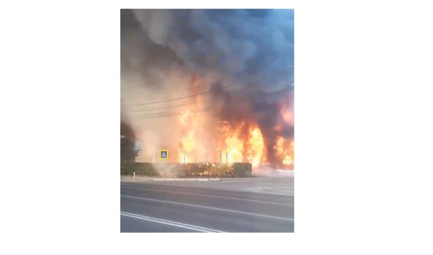 Flăcări uriașe în Mamaia: Fumul dens din Bellagio se zărește de pe nisip! 1 video incendiu de proportii in zona bellagio din mamaia fumul negru se vede de pe plaja 6894d27eb7ec1
