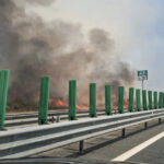 Flăcări devastatoare în apropierea Autostrăzii Soarelui: intervenția pompierilor cu forțe mari blochează circulația! 3 video incendiu de vegetatie langa autostrada soarelui pompierii intervin cu mai multe autospeciale traficul rutier oprit 688cb60a9d695