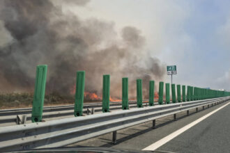 video incendiu de vegetatie langa autostrada soarelui pompierii intervin cu mai multe autospeciale traficul rutier oprit 688cb60a9d695