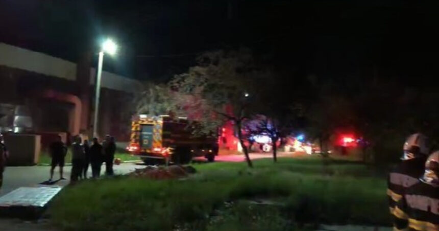 Incendiu devastator la Fabrica de Arme din Cugir: flăcările au cuprins hala de muniție, iar alarma Ro-Alert a fost activată 1 video incendiu la fabrica de arme cugir flacarile au izbucnit in hala cu munitie a fost emis mesaj ro alert 688da4c1c20af