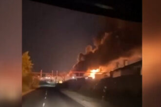 video incendiu la o rafinarie de petrol din orasul rusesc saratov dupa un atac cu drone lansat de ucraineni un om a murit 689877c8db15d