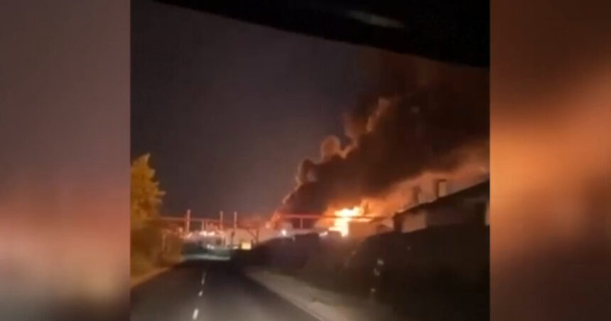 Flăcări devastatoare la o rafinărie din Saratov, provocate de un atac cu drone ucrainean; o victimă în tragedie 1 video incendiu la o rafinarie de petrol din orasul rusesc saratov dupa un atac cu drone lansat de ucraineni un om a murit 689877c8db15d