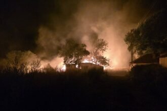 video incendiu puternic in lipnita in zona fermei 7 este al treilea foc izbucnit in comuna astazi 689bb3eb95918