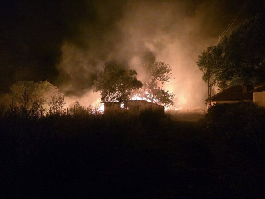 Flăcări devastatoare în Lipnița: al treilea incendiu astăzi în zona Fermei 7! 1 video incendiu puternic in lipnita in zona fermei 7 este al treilea foc izbucnit in comuna astazi 689bb3eb95918