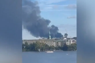 video incendiu urias in portul hamburg zeci de pompieri au fost mobilizati pentru a lupta cu flacarile 68aee41124021