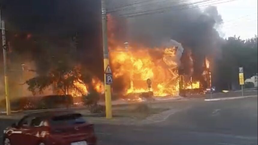 Flăcări uriașe și fum dens la vechiul club Bellagio din Mamaia: un incendiu devastator în acțiune 1 video incendiu violent la fostul club bellagio din mamaia cu degajari masive de fum si flacari de zeci de metri 6894d54c566ae