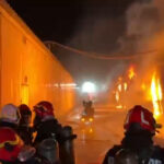Flăcările devastatoare de la Dragonul Roșu din București: o luptă de durată a pompierilor pe un teren de aproape 4.000 mp. 3 video incendiul de la dragonul rosu din capitala focul a afectat aproape 4 000 mp pompierii s au luptat ore intregi cu flacarile 68aebd6b6ff41
