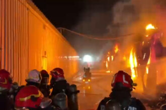 video incendiul de la dragonul rosu din capitala focul a afectat aproape 4 000 mp pompierii s au luptat ore intregi cu flacarile 68aebd6b6ff41