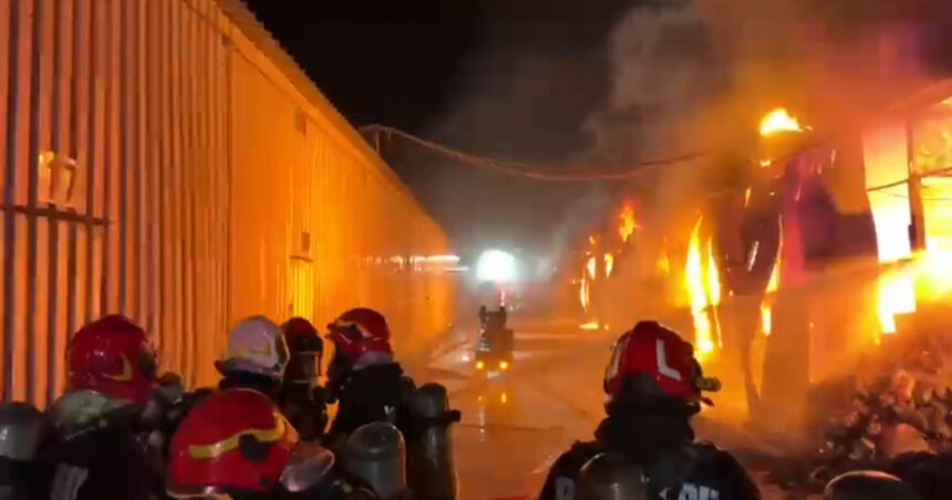Flăcările devastatoare de la Dragonul Roșu din București: o luptă de durată a pompierilor pe un teren de aproape 4.000 mp. 1 video incendiul de la dragonul rosu din capitala focul a afectat aproape 4 000 mp pompierii s au luptat ore intregi cu flacarile 68aebd6b6ff41