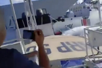 video incident maritim doua nave militare ale chinei s au ciocnit in timp ce urmareau un vas filipinez in apele disputate din sudul tarii 68999ebfe6a6a