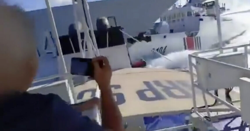 Coliziune pe mare: două nave de război chineze s-au lovit în urmărirea unui vas filipinez în apele controversate din sudul țării 1 video incident maritim doua nave militare ale chinei s au ciocnit in timp ce urmareau un vas filipinez in apele disputate din sudul tarii 68999ebfe6a6a