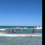 Răspuns rapid pe plaja Gloria din Eforie: Salvamarii se mobilizează pentru a salva o familie de turiști din furia valurilor! 2 video interventie contra cronometru pe plaja gloria din eforie salvamarii se lupta sa salveze din valuri o familie de turisti 68a0827013765