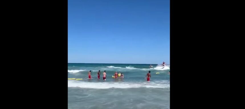 Răspuns rapid pe plaja Gloria din Eforie: Salvamarii se mobilizează pentru a salva o familie de turiști din furia valurilor! 1 video interventie contra cronometru pe plaja gloria din eforie salvamarii se lupta sa salveze din valuri o familie de turisti 68a0827013765