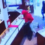 Împăcarea rapidă a hoților în Seattle: Ceasuri și diamante de 2 milioane de dolari, furate în doar 90 de secunde! 3 video jaf in 90 de secunde in seattle au fost furate ceasuri si diamante in valoare de 2 milioane de dolari hotii au fost filmati 68a052119d26c