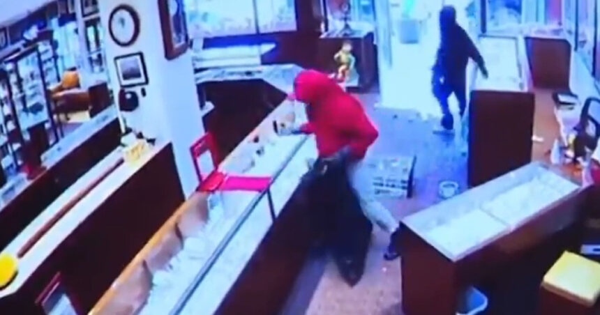 Împăcarea rapidă a hoților în Seattle: Ceasuri și diamante de 2 milioane de dolari, furate în doar 90 de secunde! 1 video jaf in 90 de secunde in seattle au fost furate ceasuri si diamante in valoare de 2 milioane de dolari hotii au fost filmati 68a052119d26c